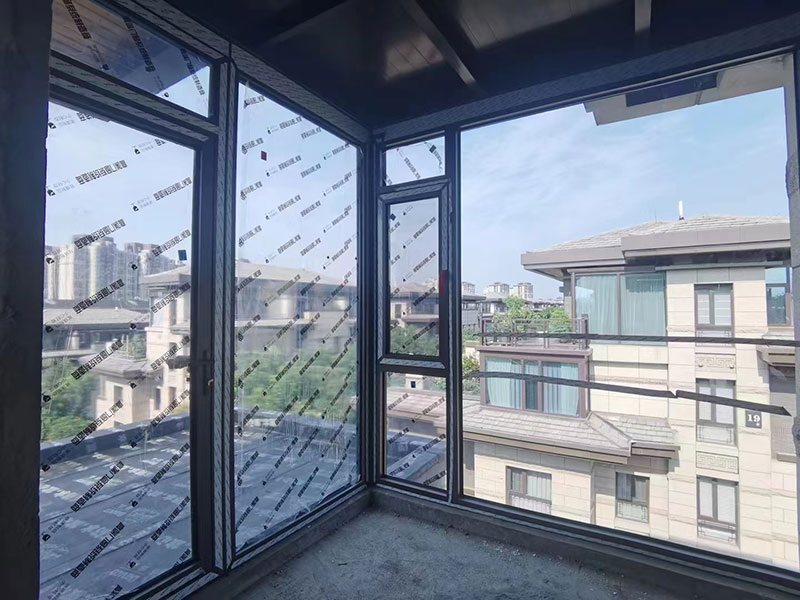 系統(tǒng)窗施工現(xiàn)場(chǎng)